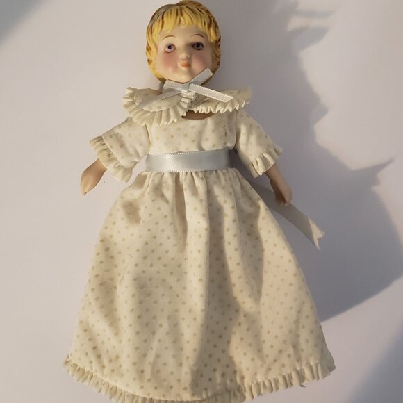Vintage Victorian 1983 Avon Porcelain Doll - Picture 4 of 5